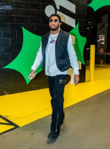 Jeans Rio RtA x DDG Black Zip-Pocket porté par Donovan Mitchell sur le compte Instagram @cavs