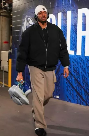 Blouson bomber boxy rembourré noir Jil Sander porté par Paul Jamaine Washington Jr. sur le compte Instagram @dallasmavs