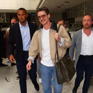 Pedro Pascal Festival de Cine de Cannes Chaqueta beige usada por Pedro Pascal en la cuenta de Instagram @daman_magazine