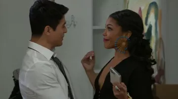 Pendientes Khoi Jira usados por Dani Dupree (Karla Cheatham Mosley) como se ve en Más allá de las puertas (T01E73)