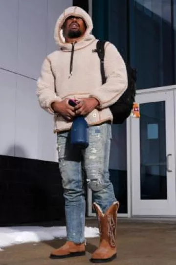 Fear Of God Vintage Indigo Repaired Jeans porté par Von Miller sur le compte Instagram @buffalobills