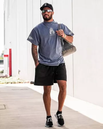 Sombrero Chrome Hearts Black Vertical Logo usado por Jessie Bates III en la cuenta de Instagram @blitzfits