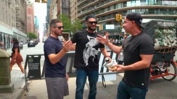 Camiseta de punto de algodón con estampado gótico de Givenchy usada por Pauly D como se ve en Jersey Shore: Family Vacation (T08E03)