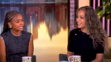 Pull court Altuzarra Mini Minamoto porté par Sunny Hostin comme on le voit dans The View le 17 juin 2025