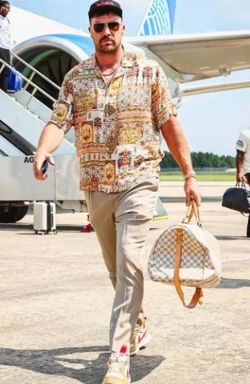 Perte D’ego Chemise Florale Multicolore Patchwork portée par Travis Kelce sur le compte Instagram @chiefs