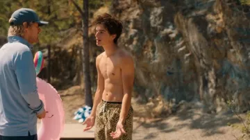 Empyre Squiggle Floater Brown Board Short porté par Santi (Peter Dager) comme on le voit dans Stick (S01E04)