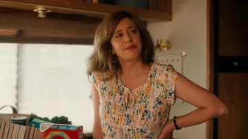 Tommy Hilfiger Top Pintuck con estampado de jardín para mujer usado por Elena (Mariana Treviño) como se ve en Stick (S01E04)