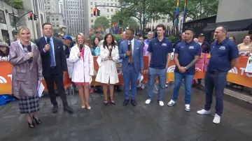 Jane Post Princess Rain Slicker con capucha desmontable usada por Dylan Dreyer como se ve en Today el 17 de junio de 2025