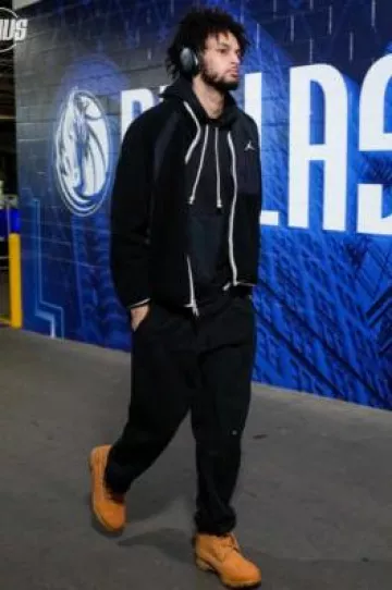 Jordan Black & White Trim Sherpa Fleece Jacket portée par Dereck Lively II sur le compte Instagram @dallasmavs