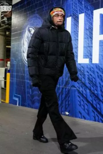 Moncler Black Moncla' Down Jacket usado por Paul Jamaine Washington Jr. en la cuenta de Instagram @dallasmavs