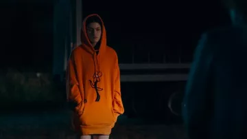 Sudadera con capucha floral de Desigual en naranja usada por Zero (Lilli Kay) como se ve en Stick (S01E05)