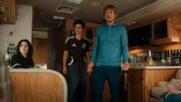 Maillot Adidas Mexico porté par Santi (Peter Dager) comme on le voit dans Stick (S01E05)