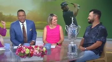 Camisa John Varvatos Jacque Camp usada por J. J. Spaun como se ve en Today el 17 de junio de 2025