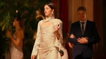 Judith Leiber Bolso de mano de cristal Peachy Keen usado por Bella 'Bae' Chowdhary (Ananya Panday) como se ve en Call Me Bae (S01E01)