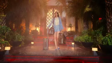 Pantalones cortos de pata de gallo azul de River Island usados por Bella 'Bae' Chowdhary (Ananya Panday) como se ve en Call Me Bae (S01E01)