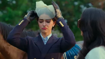 Polo Ralph Lauren Blazer croisé en laine mélangée porté par Bella 'Bae' Chowdhary (Ananya Panday) comme on le voit dans Call Me Bae (S01E01)