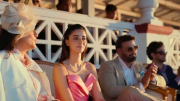 Gauria Y Nainika Mikado Vestido Midi Drapeado En Rosa usado por Bella 'Bae' Chowdhary (Ananya Panday) como se ve en Call Me Bae (S01E01)