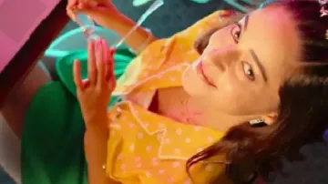 Llámame Bae S01 Bae Chowdhary Top con cuello estampado de Bella 'Bae' Chowdhary (Ananya Panday) en Call Me Bae (S01)