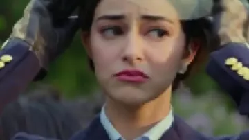 Call Me Bae S01 Bae Chowdhary Blazer cruzado de Bella 'Bae' Chowdhary (Ananya Panday) en Call Me Bae (S01)