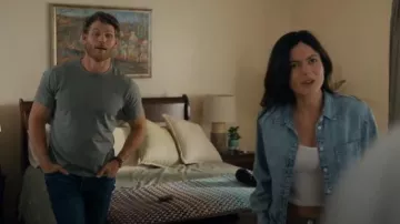 Garage Clothing Scoop Neck Cropped Tank porté par Emma Brunner (Monica Barbaro) comme on le voit dans FUBAR (S02E01)