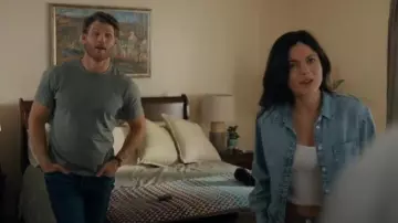 Garage Clothing Scoop Neck Cropped Tank porté par Emma Brunner (Monica Barbaro) comme on le voit dans FUBAR (S02E01)