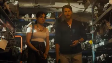 Body de cuello cuadrado Aritzia Original Contour usado por Tina Mukerji (Aparna Brielle) como se ve en FUBAR (S02E02)