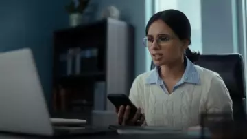 Ee: el mejor suéter de punto trenzado en capas del día aún usado por Tina Mukerji (Aparna Brielle) como se ve en FUBAR (S02E04)