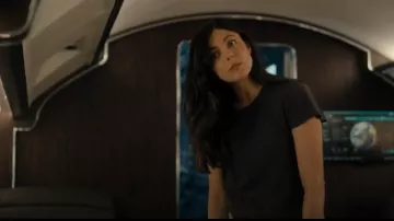 James Perse T-shirt à col rond rétréci porté par Emma Brunner (Monica Barbaro) comme on le voit dans FUBAR (S02E04)