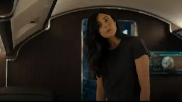 James Perse T-shirt à col rond rétréci porté par Emma Brunner (Monica Barbaro) comme on le voit dans FUBAR (S02E04)