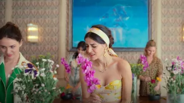 Pendientes de dalia de joyería Zohra usados por Bella 'Bae' Chowdhary (Ananya Panday) como se ve en Call Me Bae (S01E01)