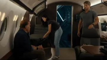 Jeans Levi’s Wedgie Straight portés par Emma Brunner (Monica Barbaro) comme on le voit dans FUBAR (S02E04)