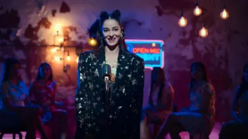 Blazer de lentejuelas Star Star de Asos Design en negro usado por Bella 'Bae' Chowdhary (Ananya Panday) como se ve en Call Me Bae (S01E01)
