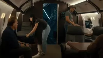 Adidas Samba OG 'White Black' portée par Emma Brunner (Monica Barbaro) comme on le voit dans FUBAR (S02E04)