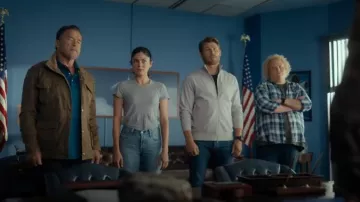 Jeans Levi’s Ribcage Wide Leg porté par Emma Brunner (Monica Barbaro) comme on le voit dans FUBAR (S02E05)