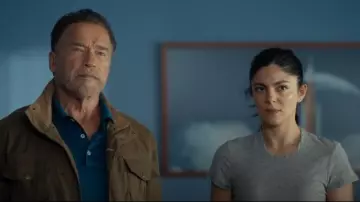 Rag & Bone The Slub Tee porté par Emma Brunner (Monica Barbaro) comme on le voit dans FUBAR (S02E05)