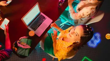 Minifalda de punto con cinturón de Zimmermann en verde usada por Bella 'Bae' Chowdhary (Ananya Panday) como se ve en Call Me Bae (S01E01)
