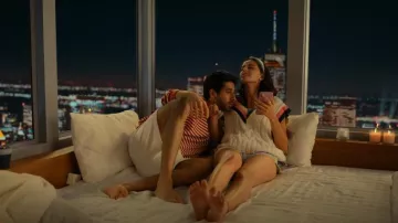 Easel Boutique Colorido chaleco de suéter de punto trenzado con cuello en V usado por Bella 'Bae' Chowdhary (Ananya Panday) como se ve en Call Me Bae (S01E01)