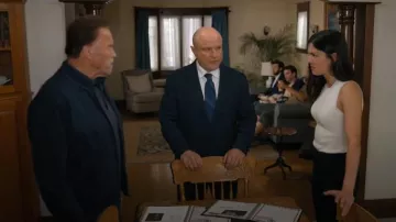 Paige Manhattan Jeans Bootcut taille haute porté par Emma Brunner (Monica Barbaro) comme on le voit dans FUBAR (S02E05)