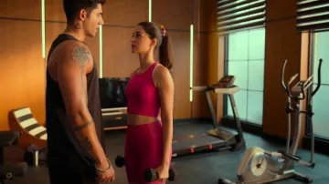 Camiseta deportiva corta sin costuras H&M Drymove usada por Bella 'Bae' Chowdhary (Ananya Panday) como se ve en Call Me Bae (S01E01)