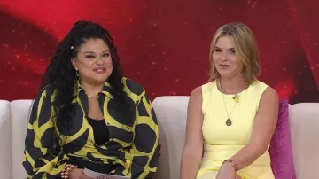 Camisa de nudo de Ada y Edith Naomi en amarillo y negro usada por Michelle Buteau como se ve en Today with Jenna & Friends el 18 de junio de 2025