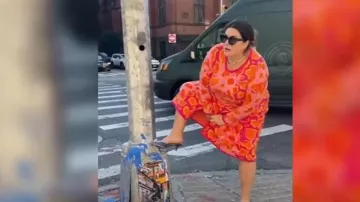 Never Fully Dressed Plus Knit Wrap Midi Dress usado por Katie Sturino como se ve en Today el 18 de junio de 2025