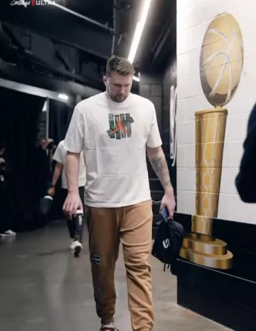 Jordan Legend Brown Logo Patches Essentials Pantalon de survêtement porté par Luka Dončić sur le compte Instagram @dallasmavs