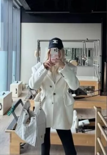 Gorra de béisbol de Celine en azul marino usada por Leonie Hanne en su historia de Instagram el 10 de junio de 2025