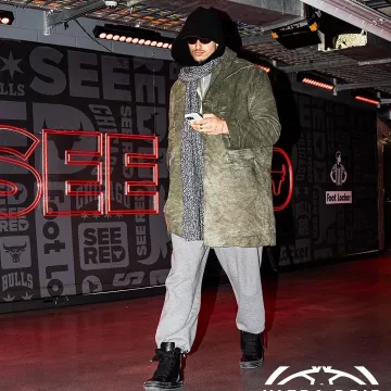 Abrigo Jumbo Mac Rick Owens Sage Green Moleskin usado por Kyle Kuzma en la cuenta de Instagram @washwizards