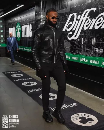 Veste Prada en cuir noir à poche zippée portée par Jaylen Brown sur le compte Instagram @celtics
