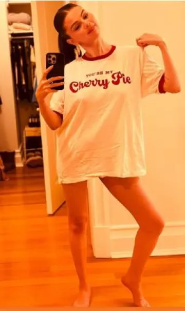 T-shirt Selena Gomez You’re My Cherry Pie Ringer porté par Selena Gomez sur son Instagram le 10 juin 2025