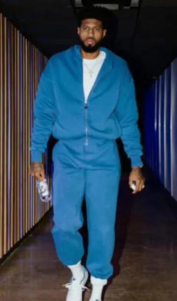 Pantalon de survêtement Perplex Bright Sky Blue porté par Paul George sur le compte Instagram @sixers