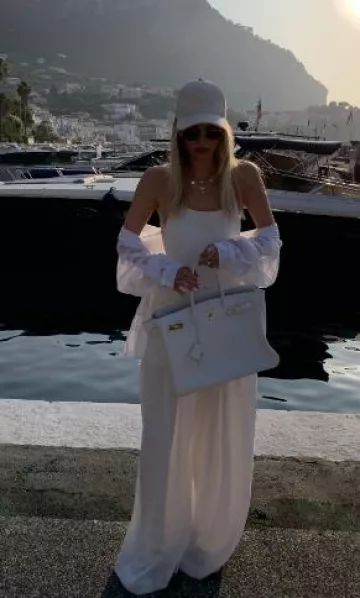 Gorra de Saint Laurent en pana usada por Leonie Hanne en su publicación de Tiktok el 12 de junio de 2025