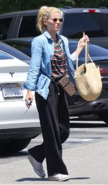 Bolso de rafia Sezane June usado por Kate Mara en Studio City el 10 de junio de 2025