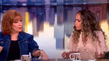 Blusa Isabel Marant Rosaline usada por Sunny Hostin como se ve en The View el 18 de junio de 2025